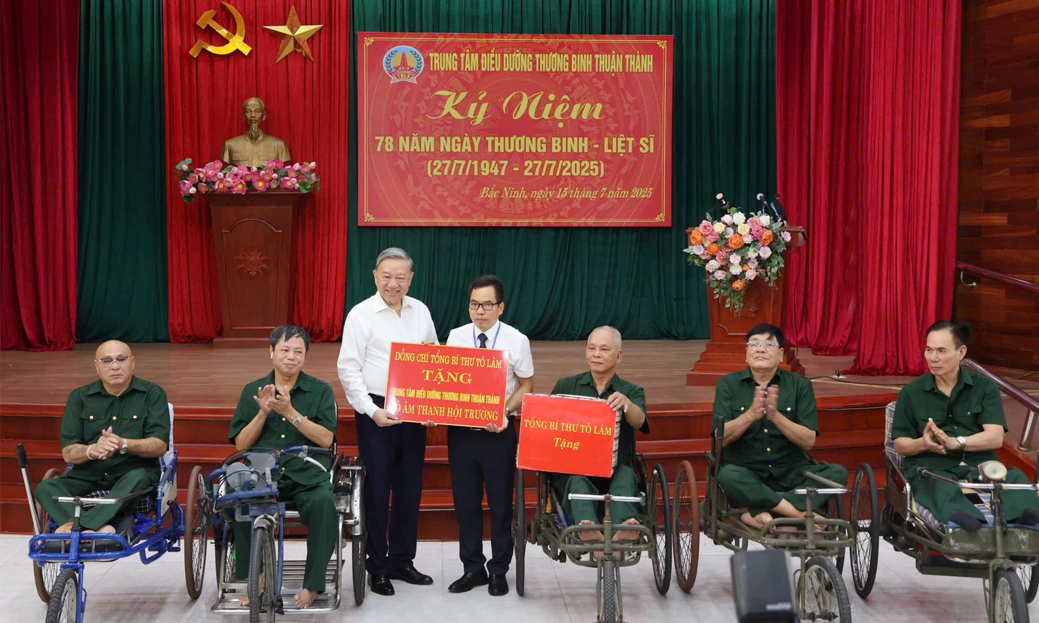 Tổng Bí thư, Chủ tịch nước Tô Lâm thăm, tặng quà tại Trung tâm Điều dưỡng thương binh Thuận Thành (Bắc Ninh), tháng 7/2025.