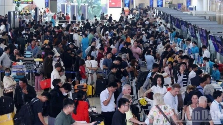 Cảng hàng không quốc tế Nội Bài lưu ý hành khách cần chủ động làm thủ tục trực tuyến, ưu tiên sử dụng web check-in, kiosk check-in hoặc ứng dụng VNeID để tiết kiệm thời gian xếp hàng.