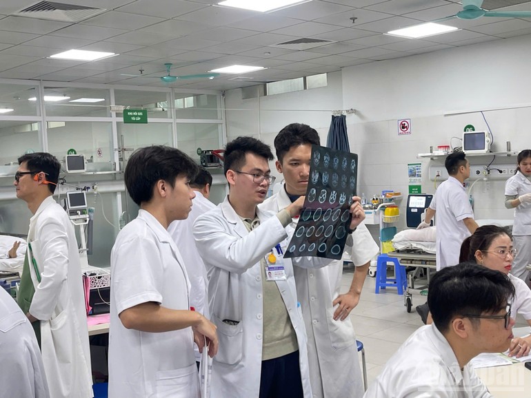 Các nhân viên y tế trong tour trực đọc phim hội chẩn cho trường hợp bị chấn thương sọ não.