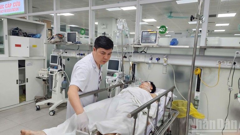 Điều dưỡng Nguyễn Ngọc Hợi, Khoa Khám bệnh chăm sóc bệnh nhân bị chấn thương sọ não do tai nạn giao thông.