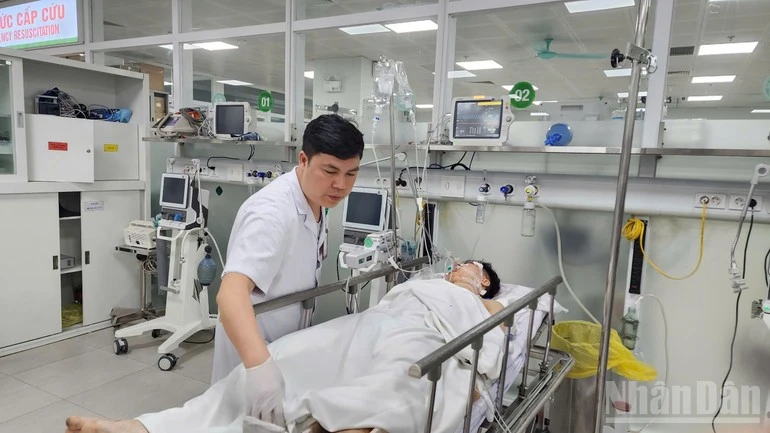 Điều dưỡng Nguyễn Ngọc Hợi, Khoa Khám bệnh chăm sóc bệnh nhân bị chấn thương sọ não do tai nạn giao thông.