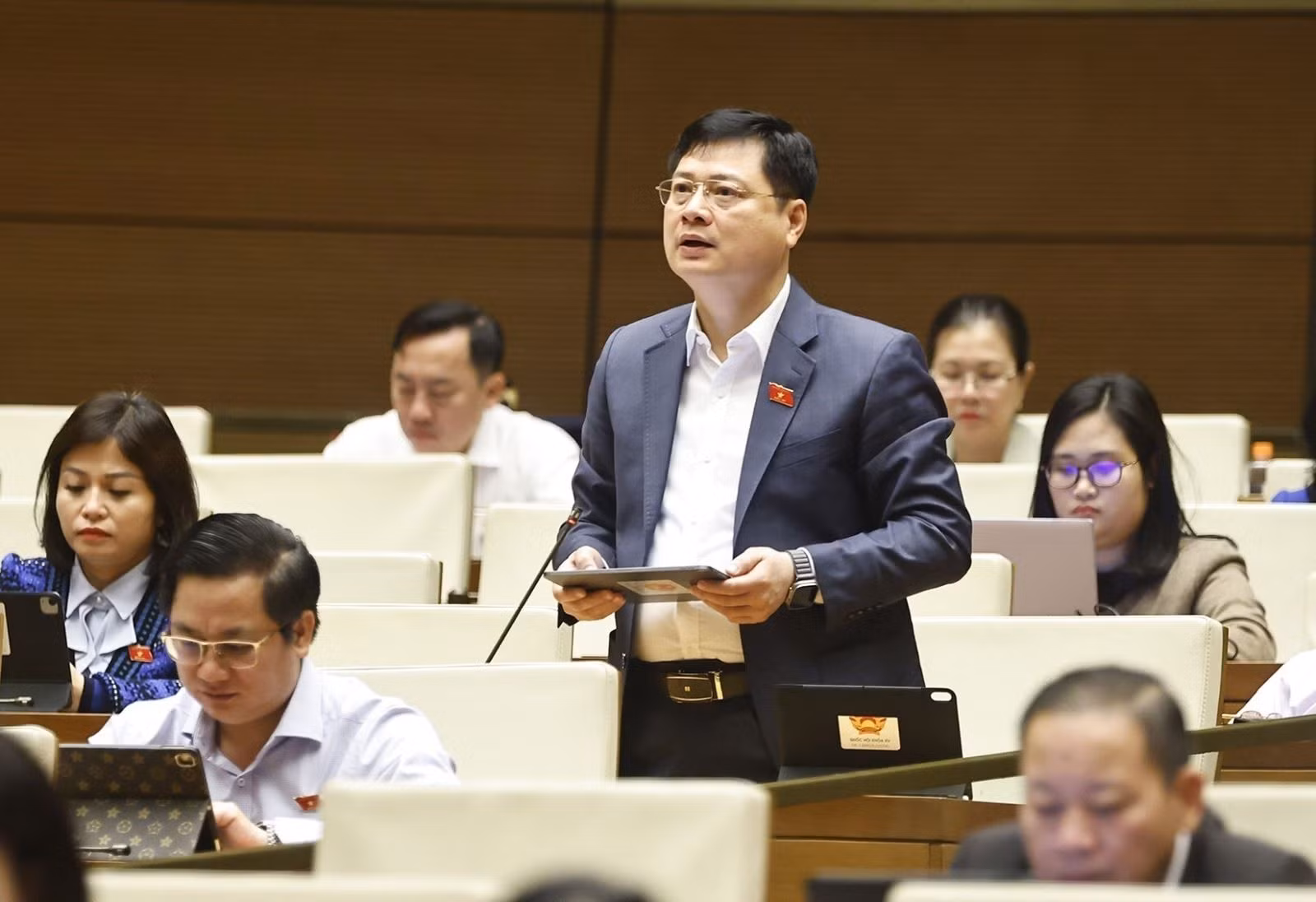 Đại biểu Quốc hội tỉnh Phú Thọ Cầm Hà Chung phát biểu.