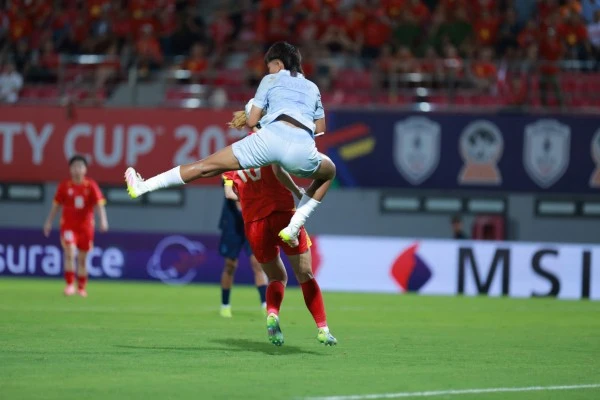 Dẫu vậy thế chủ động vẫn thuộc về ĐT nữ Việt Nam. Khung thành ĐT nữ Campuchia vẫn luôn bị đặt trong tình trạng báo động bởi các pha tấn nhanh từ đội bóng áo đỏ.