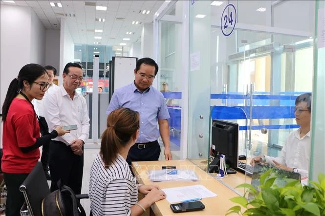 Đoàn công tác khảo sát thực tế tại Trung tâm phục vụ hành chính công phường Bình Dương. (Ảnh minh họa)