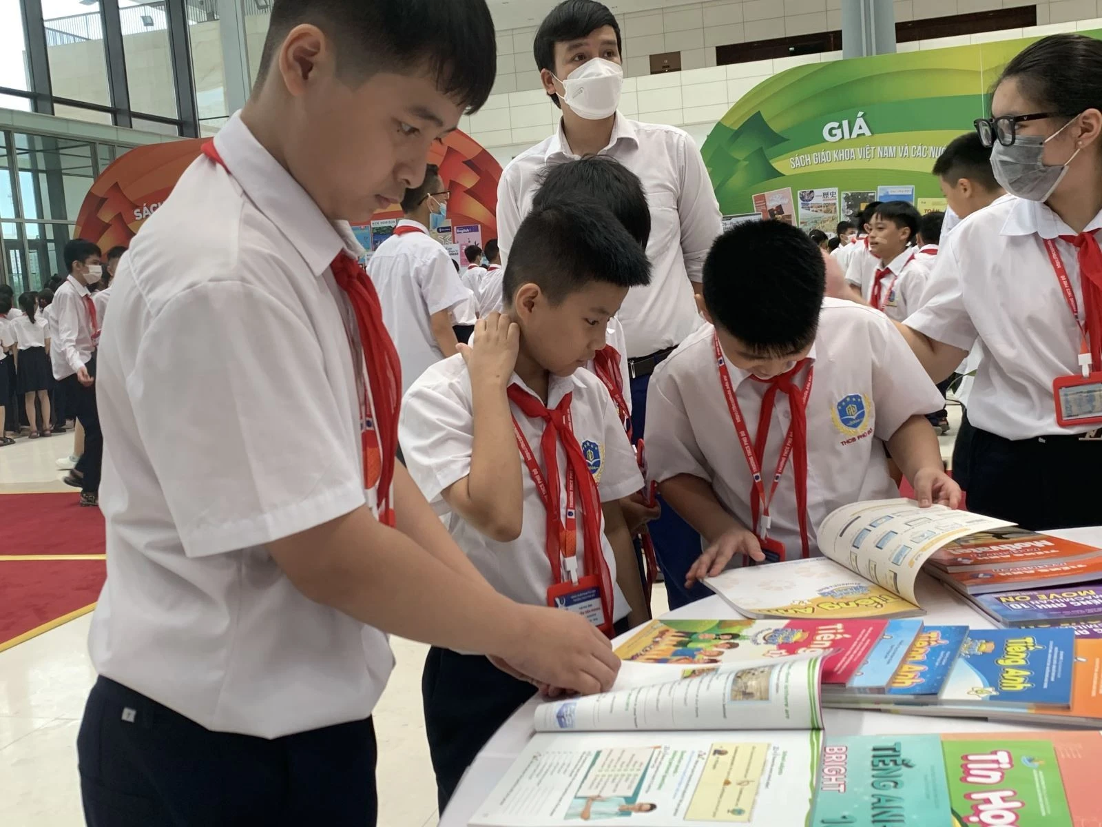 Sách giáo khoa mới đa dạng về cách trình bày thu hút học sinh.