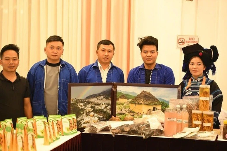 Nhiều bạn trẻ dân tộc thiểu số mang sản phẩm khởi nghiệp đến cuộc thi