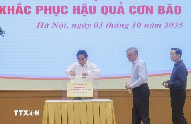 Thủ tướng Phạm Minh Chính và các Phó Thủ tướng quyên góp, ủng hộ đồng bào khắc phục hậu quả bão số 10.