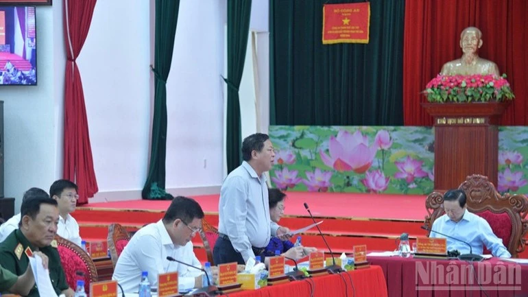 Bộ trưởng Xây dựng Trần Hồng Minh phát biểu ý kiến tại hội nghị.