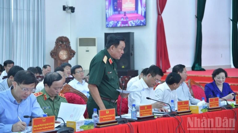 Đại diện lãnh đạo Bộ Quốc phòng phát biểu ý kiến tại buổi làm việc.