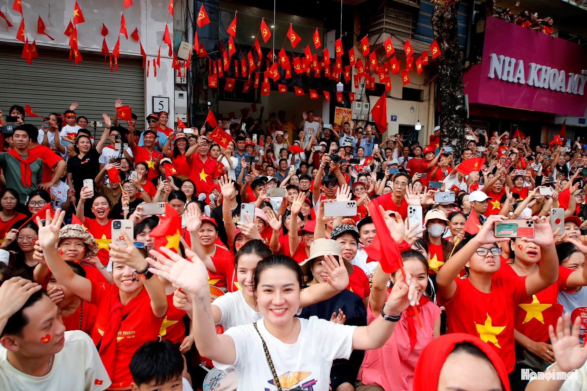Người dân hân hoan chào đón các đoàn diễu binh, diễu hành trong Lễ kỷ niệm 80 năm Cách mạng Tháng Tám thành công và Quốc khánh 2-9.
