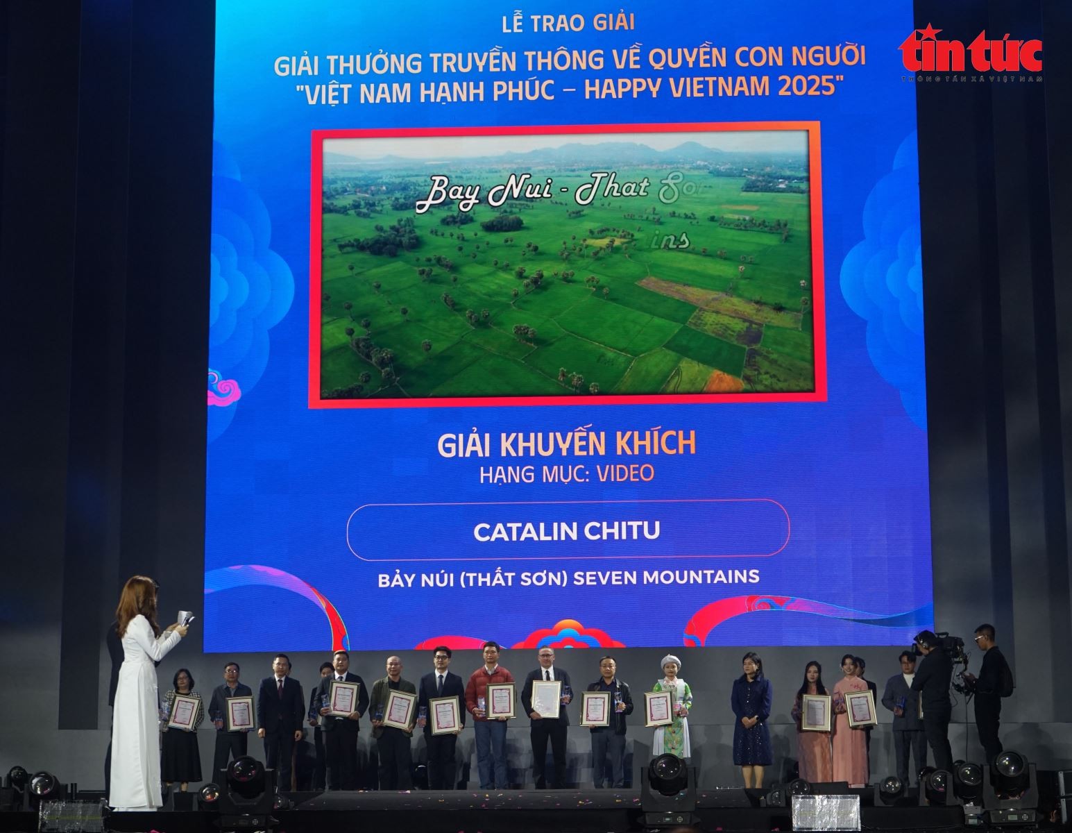 Các tác giả vinh dự nhận giải Khuyến khích tại Lễ trao Giải thưởng truyền thông về quyền con người ‘Việt Nam hạnh phúc’.