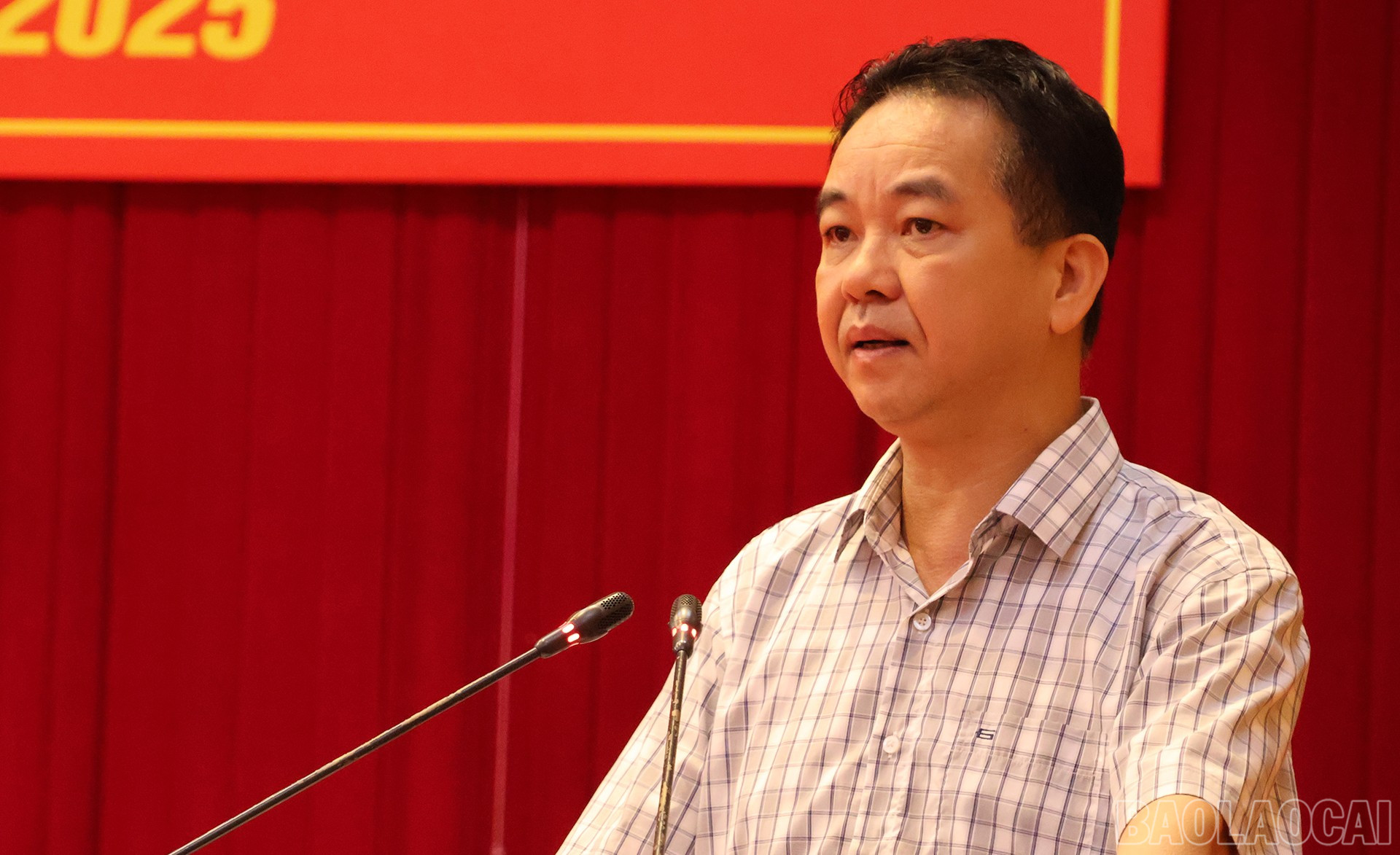 Đồng chí Đinh Khắc Yên - Bí thư Đảng ủy, Chủ tịch HĐND xã phát biểu kết luận hội nghị. baolaocai-br_ongyen.jpg