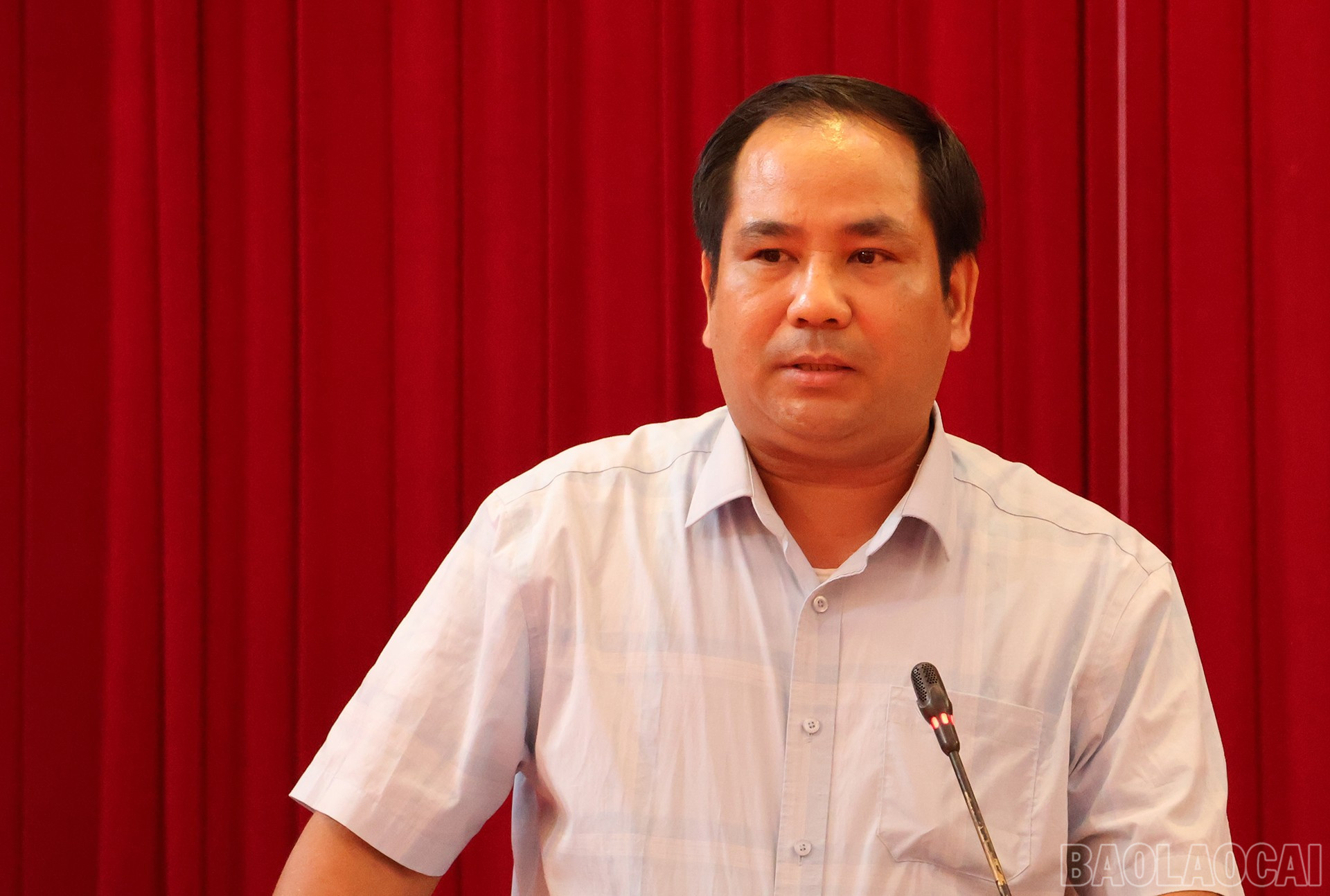 Chủ tịch UBND xã trả lời các ý kiến kiến nghị của người dân. baolaocai-br_chiutich.jpg