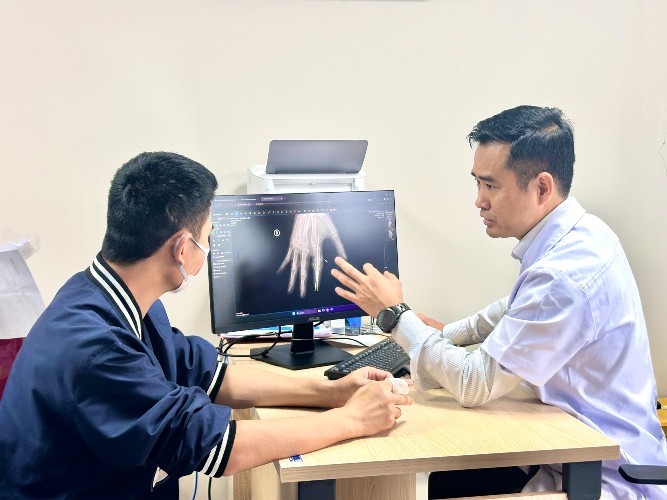 Dr. Vu Trung Truc - zástupce přednosty oddělení maxilofaciální, plastické a estetické chirurgie vyšetřuje pacienta po operaci. Foto: BVCC TS.BS Vũ Trung Trực - Phó Trưởng khoa Phẫu thuật Hàm mặt, Tạo hình và Thẩm mỹ thăm khám sau phẫu thuật cho người bệnh. Ảnh:BVCC