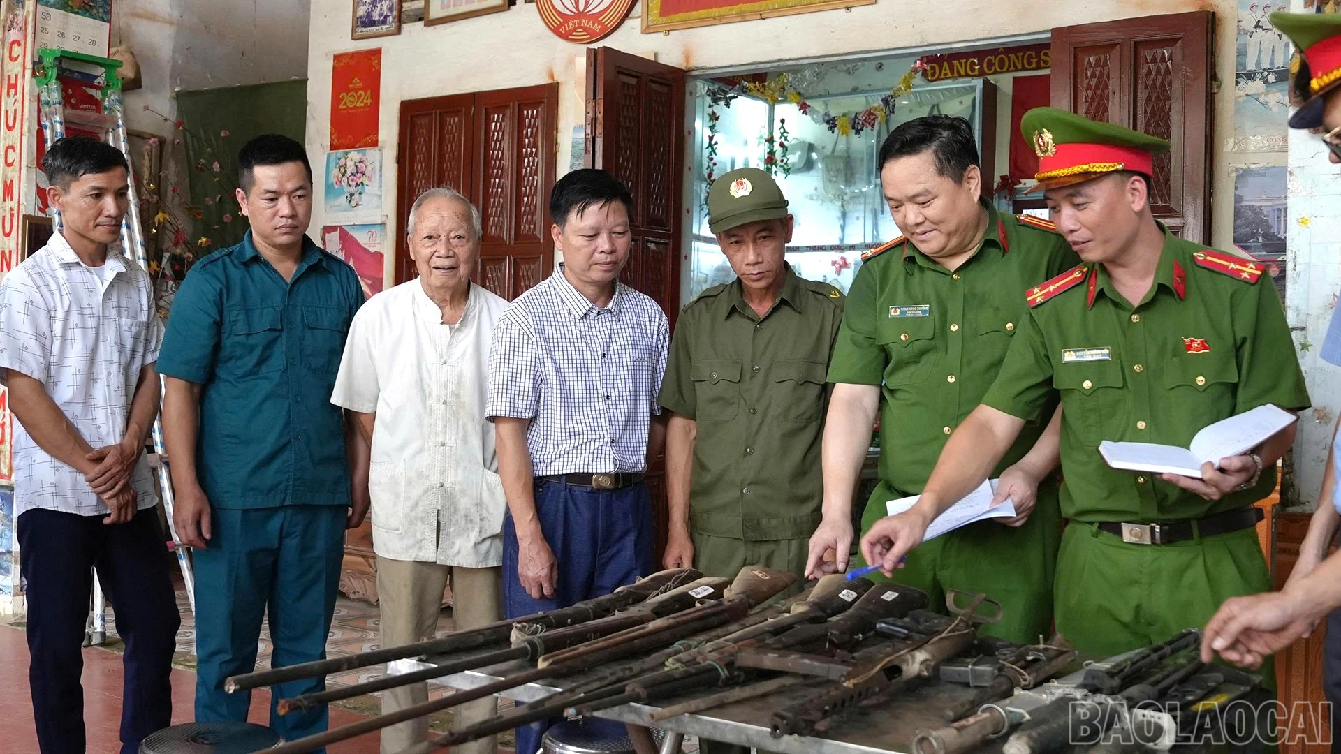 Ông Hà Văn Tích đồng ý giao nộp toàn bộ vũ khí, vật liệu nổ cho lực lượng chức năng.