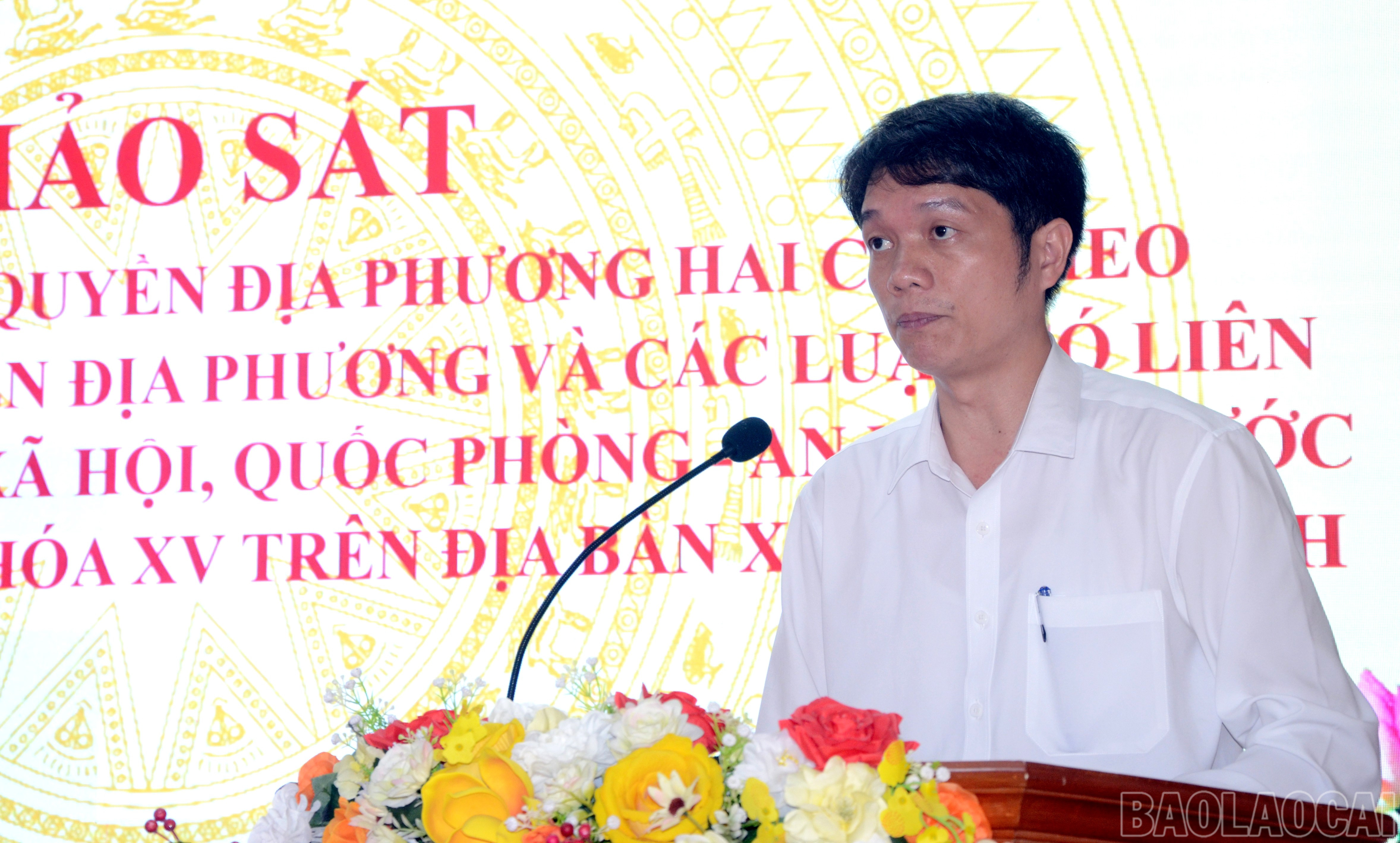 Lãnh đạo xã Chấn Thịnh báo cáo tình hình thực hiện chính quyền địa phương 2 cấp sau hơn 2 tháng đi vào hoạt động. baolaocai-br_15-9-quyet.jpg
