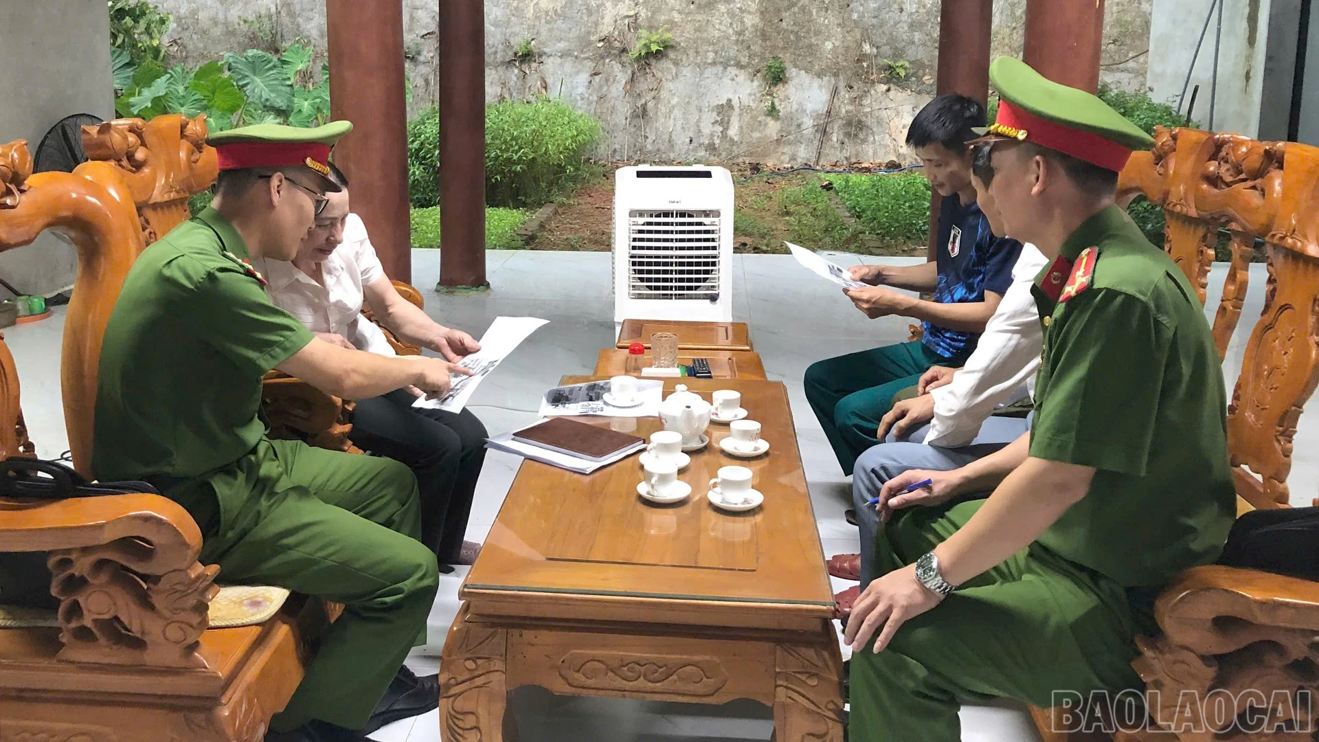 Công an xã Chấn Thịnh, tỉnh Lào Cai xuống từng hộ gia đình tuyên truyền, vận động bà con giao nộp vũ khí, vật liệu nổ.