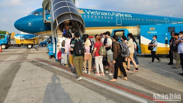 Kinh tế nhà nước luôn khẳng định được vai trò chủ đạo, là nền tảng cơ bản để phát triển các ngành, lĩnh vực, thành phần kinh tế và loại hình doanh nghiệp trong nền kinh tế quốc dân. Kinh tế nhà nước luôn khẳng định được vai trò chủ đạo, là nền tảng cơ bản để phát triển các ngành, lĩnh vực, thành phần kinh tế và loại hình doanh nghiệp trong nền kinh tế quốc dân.