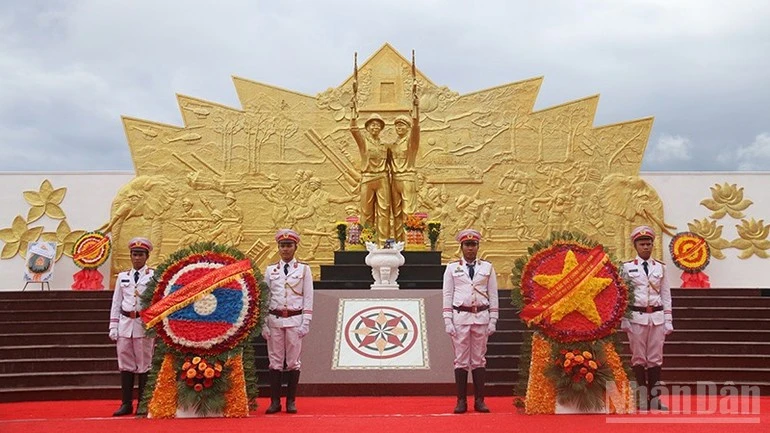 Tượng đài Liên minh chiến đấu Việt-Lào tại huyện Paksong, tỉnh Champasak (Nam Lào).