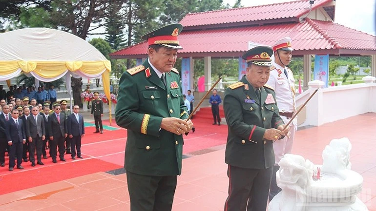 Thượng tướng Võ Minh Lương và Thượng tướng Thongloi Silivong cùng cán bộ, nhân dân tỉnh Champasak dâng hương tưởng niệm các anh hùng liệt sĩ.