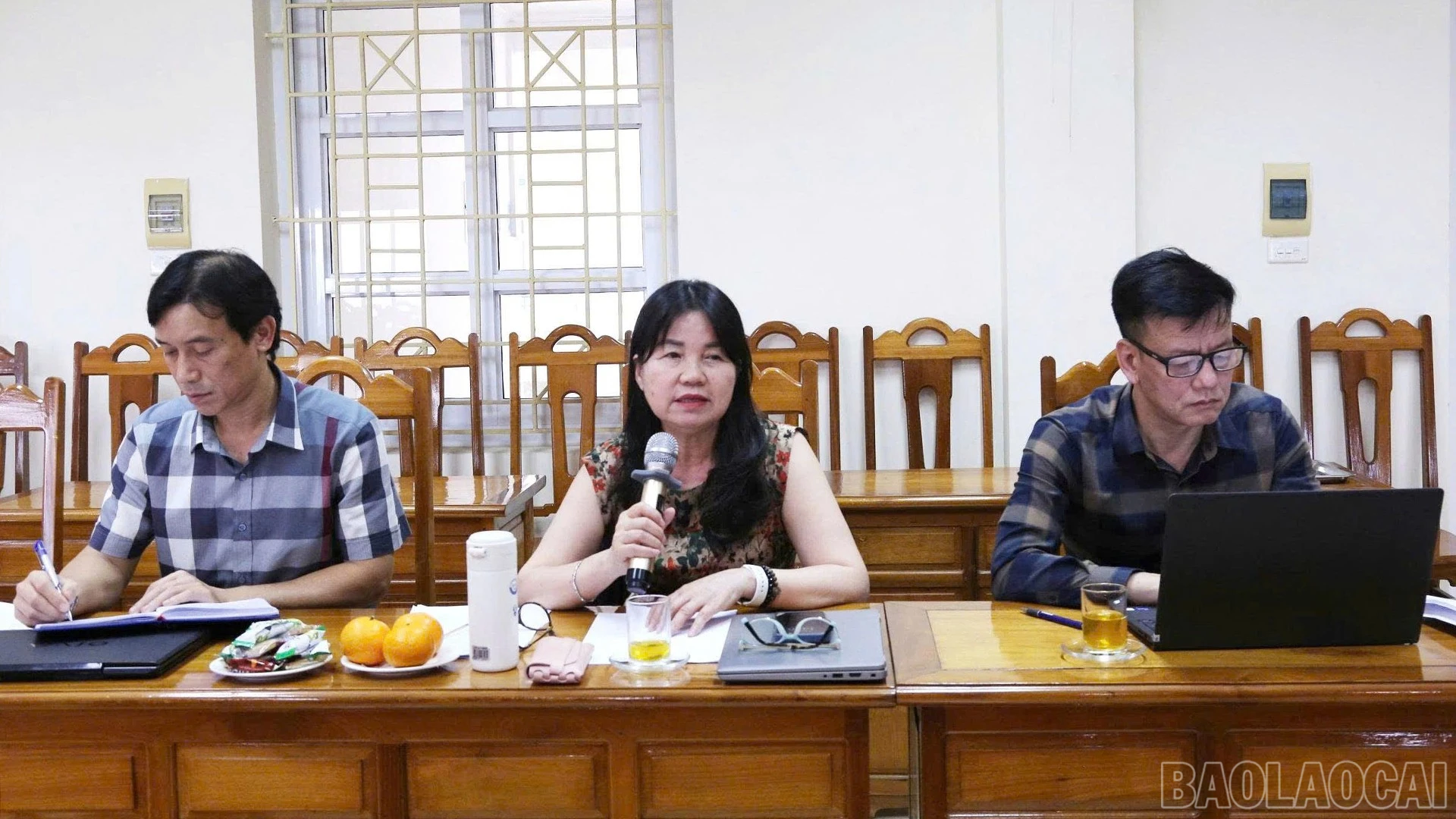 Các đại biểu thảo luận tại buổi làm việc.