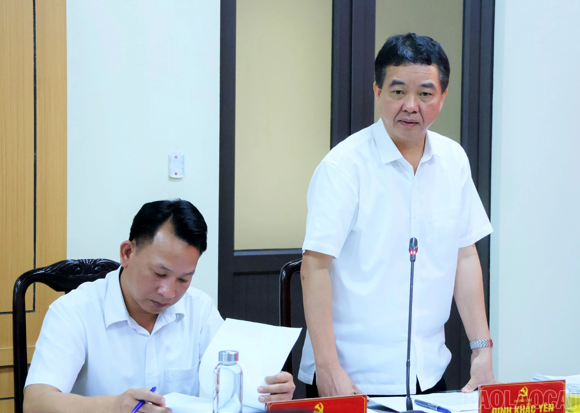 Lãnh đạo Đảng ủy xã Lục Yên báo cáo tóm tắt kết quả thực hiện nhiệm vụ với Đoàn Giám sát số 7 của Tỉnh ủy.