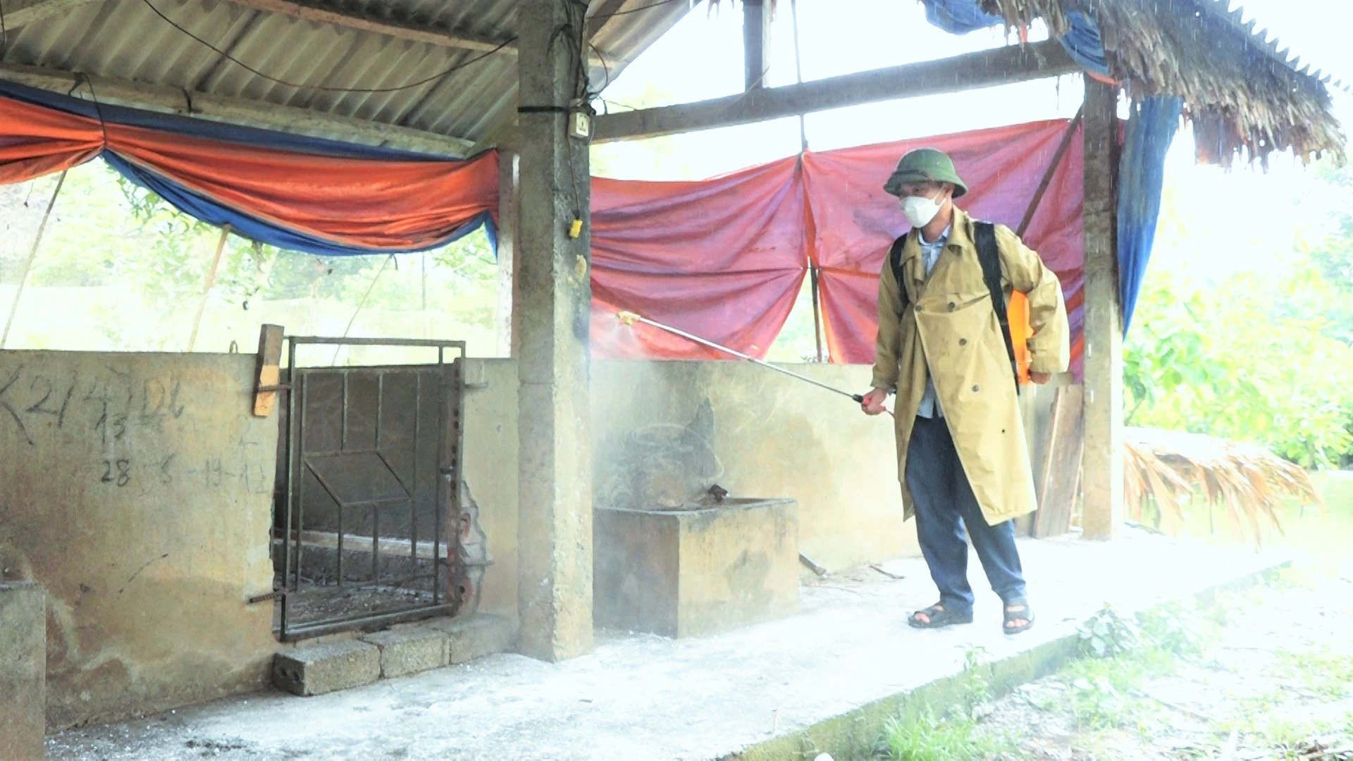 Người dân thôn 1, xã Lục Yên phun tiêu độc khử trung quanh chuồng trại.