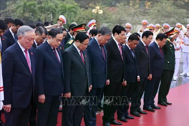 Đoàn đại biểu lãnh đạo Đảng, Nhà nước do Tổng Bí thư Tô Lâm dẫn đầu đến đặt vòng hoa tại Đài tưởng niệm các Anh hùng liệt sĩ trên đường Bắc Sơn (Ba Đình, Hà Nội).