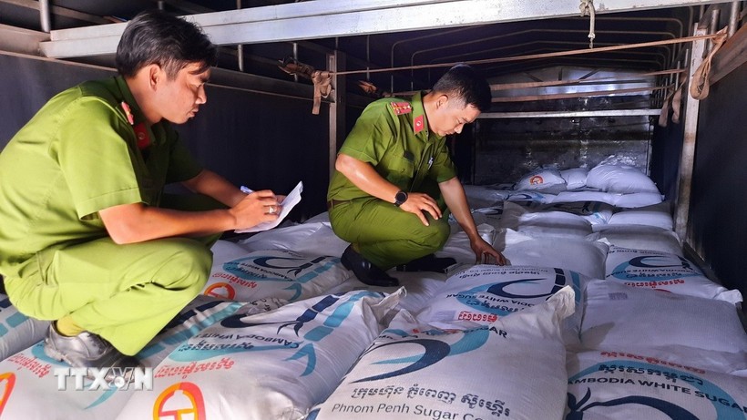 Lực lượng chức năng kiểm tra lô hàng đường trắng nghi nhập lậu vận chuyển trên 2 xe tải. 31-8-bo-cong-thuong.jpg