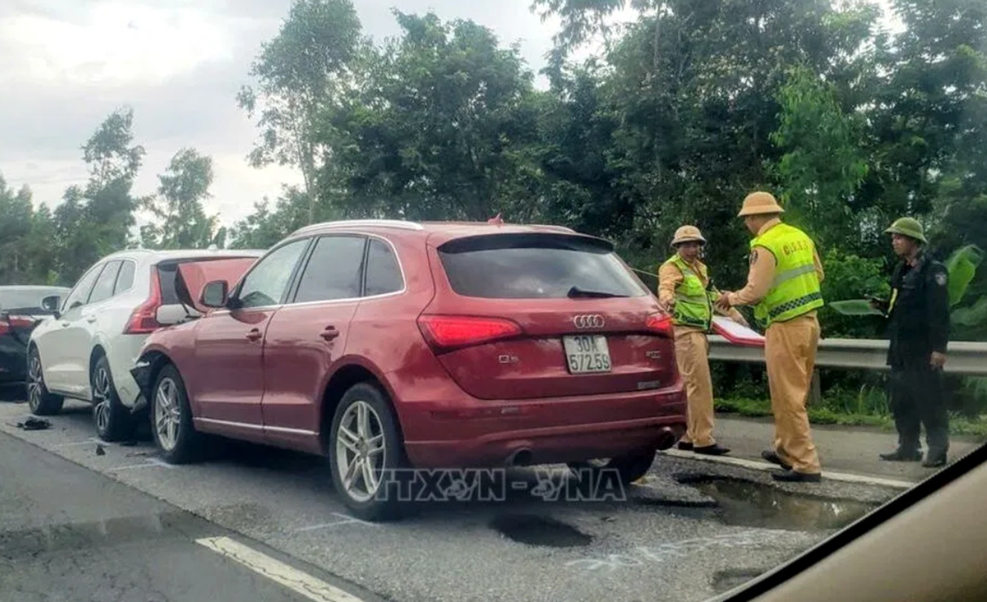 Lực lượng cảnh sát giao thông Phú Thọ phân luồng điều tiết giao thông và điều tra nguyên nhân vụ tai nạn liên hoàn giữa 3 xe ô tô trên cao tốc Nội Bài - Lào Cai chiều 31/8. 31-8-tainan.jpg