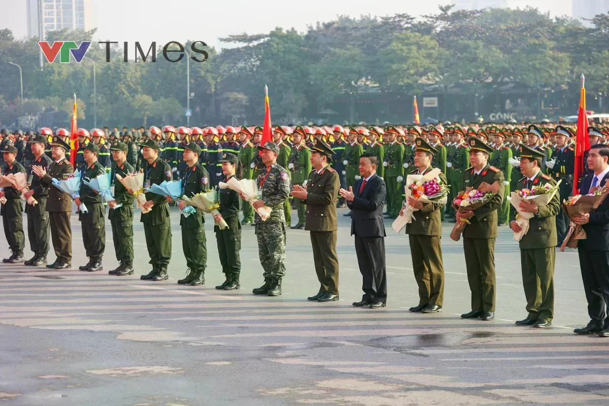 Đồng chí Trần Cẩm Tú và Thượng tướng Trần Quốc Tỏ tặng hoa cho các đơn vị tham gia Lễ xuất quân và diễn tập phương án bảo vệ Đại hội đại biểu toàn quốc lần XIV của Đảng.