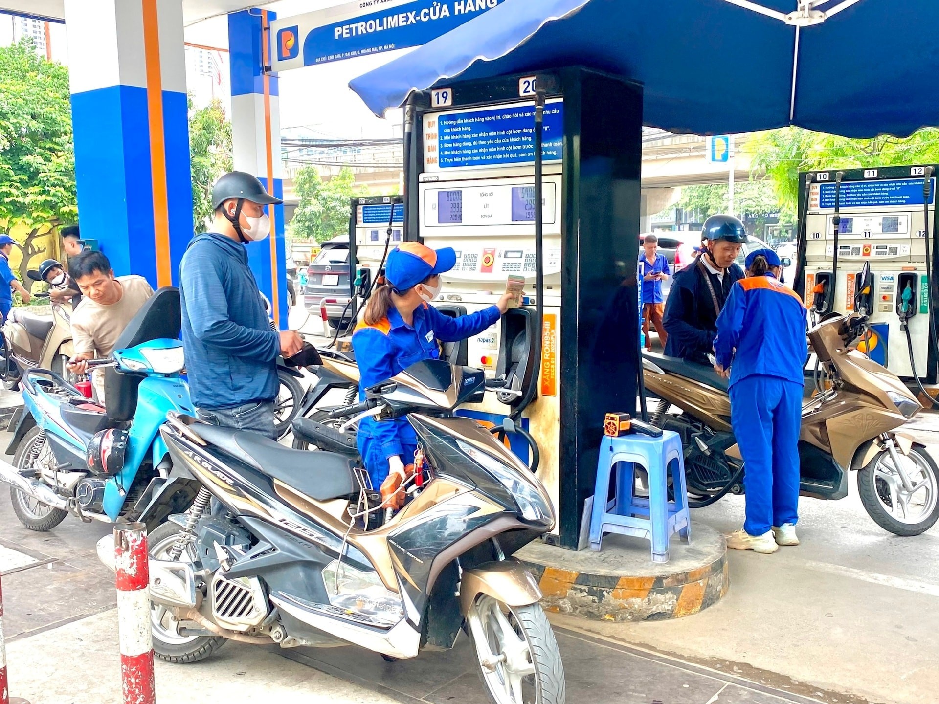 Giá xăng, dầu cùng giảm trong chiều 25-12.