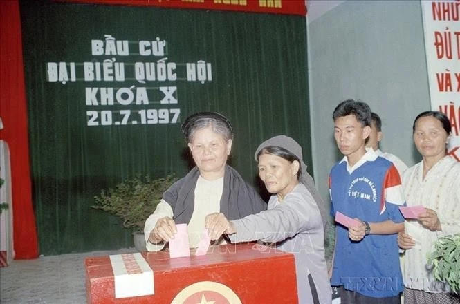 Nhân dân xã Gia Thụy, Gia Lâm, Hà Nội bỏ phiếu bầu cử đại biểu Quốc hội khóa X.