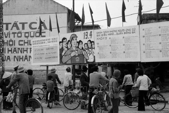 Chuẩn bị cho ngày bầu cử, Quận Đống Đa vẽ pano, áp phích, khẩu hiệu cộ động và niêm yết danh sách ứng viên đại biểu Quốc hội khóa VIII và HĐND ở những nơi công cộng để nhân dân tìm hiểu, nghiên cứu (Hà Nội, 19/4/1987).