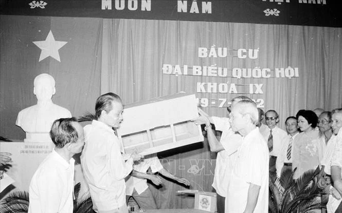 Kiểm tra hòm phiếu trước khi bầu đại biểu Quốc hội khóa IX tại khu vực bỏ phiếu số 1, bầu cử số 2, phường Trần Hưng Đạo, Hoàn Kiếm, Hà Nội (19/7/1992).