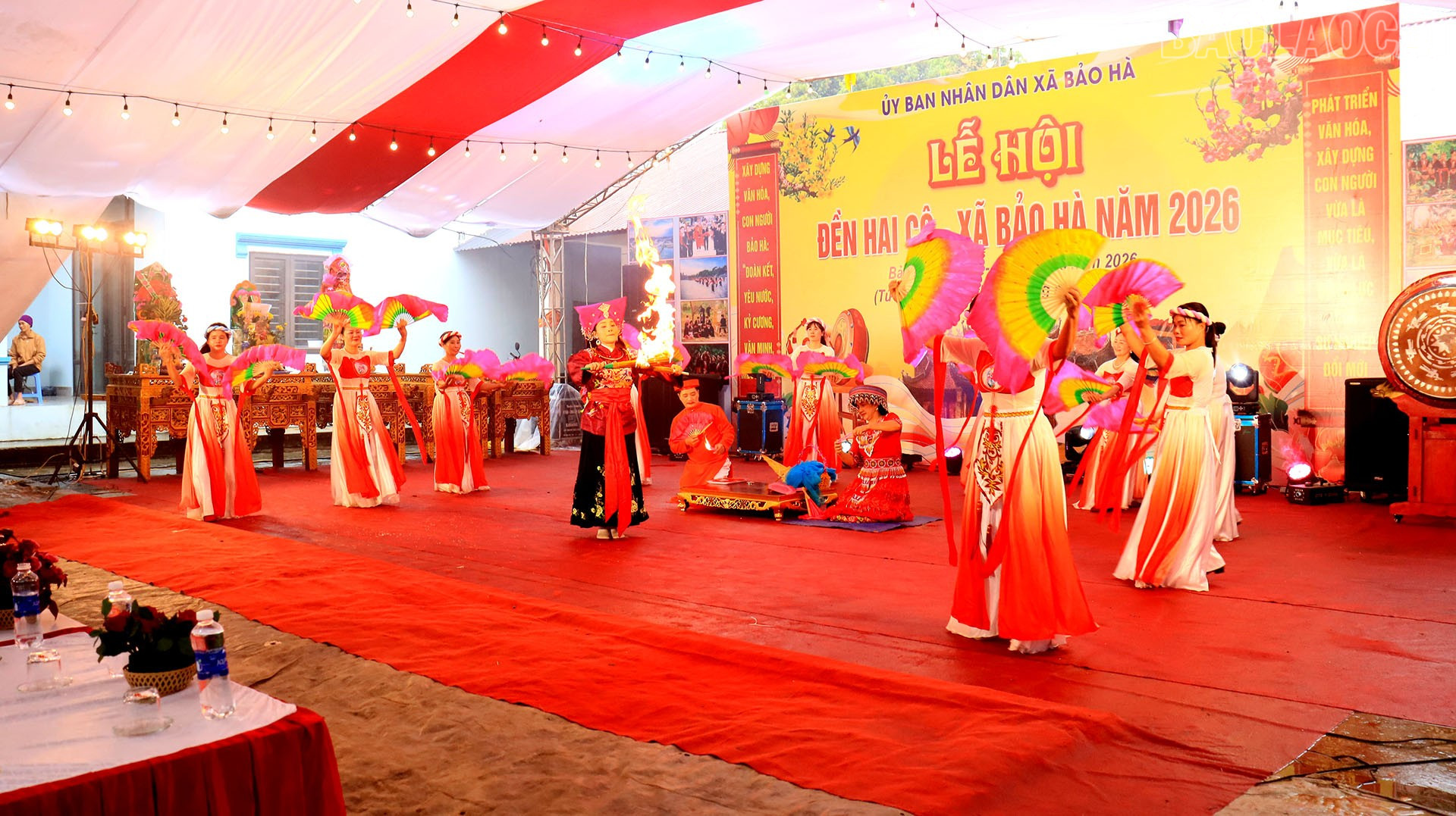 Văn nghệ chào mừng lễ hội.