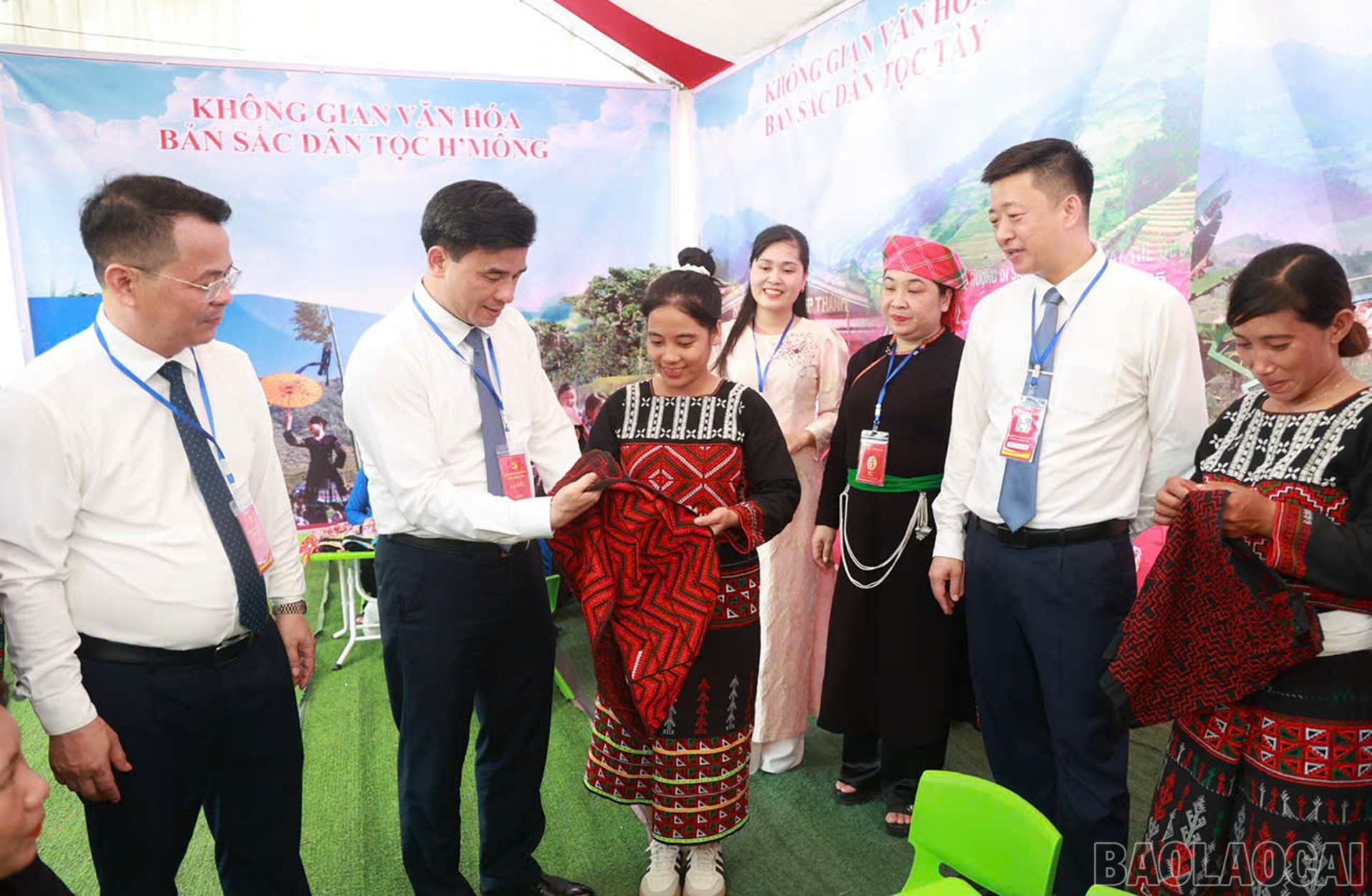 Các đại biểu tham quan Gian trưng bày sản phẩm của đồng bào các dân tộc xã Hợp Thành. baolaocai-br_4-8-thamquan.jpg