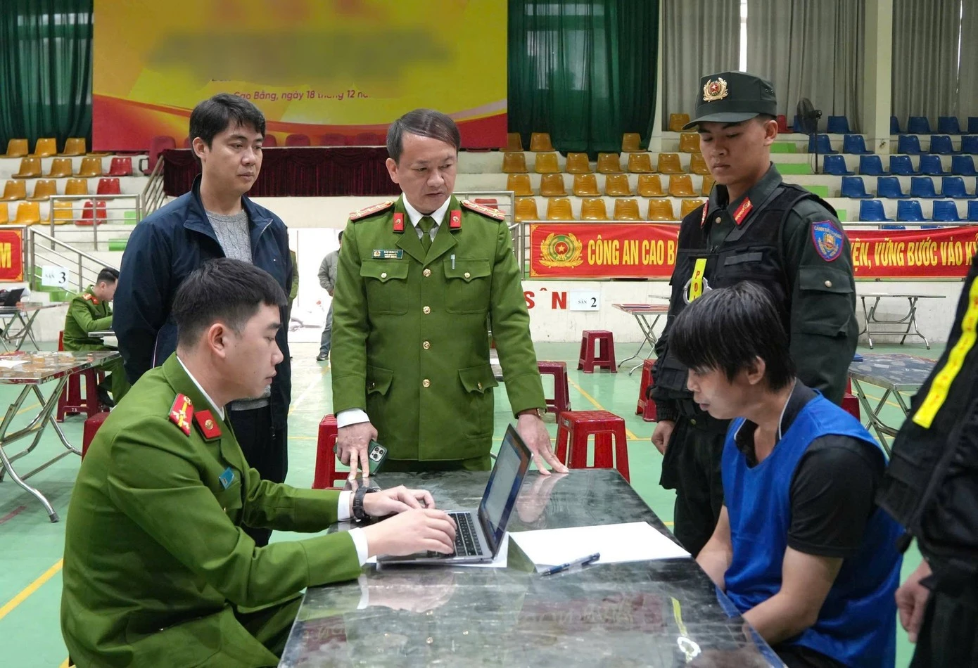 Đại tá Sầm Minh Hồ, Phó Giám đốc Công an tỉnh trực tiếp chỉ đạo công tác điều tra trong chuyên án lừa đảo xuyên quốc gia.