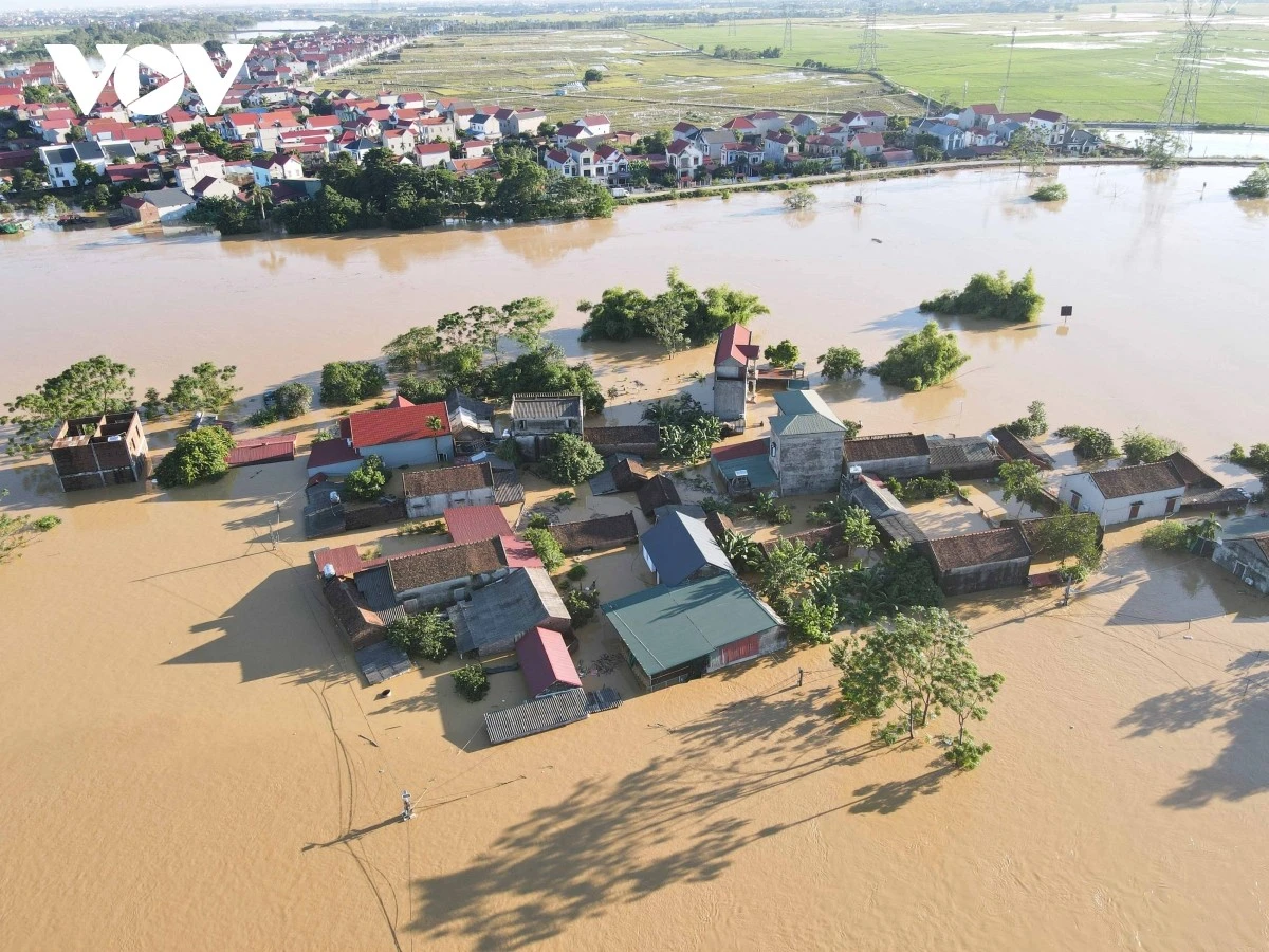 Chủ động đánh giá, theo dõi, phát hiện nguy cơ dịch bệnh ở người và động vật để cảnh báo, thông báo tới người dân và thực hiện các biện pháp thu gom, quản lý chất thải theo hướng dẫn của các ngành chăn nuôi, y tế. Huy động nguồn lực, hỗ trợ địa phương các hoá chất, thiết bị cần thiết để bảo vệ các nguồn nước có vai trò quan trọng với phát triển kinh tế - xã hội, đặc biệt các nguồn nước cấp phục vụ sinh hoạt người dân.