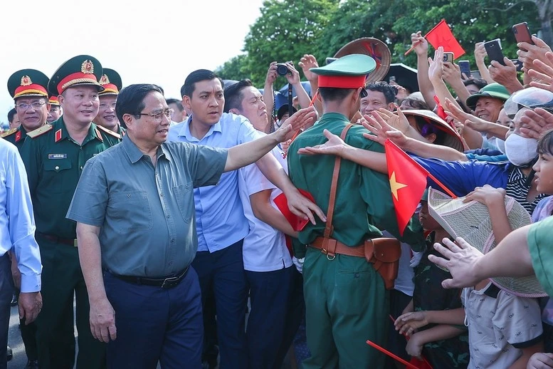 Người dân Phú Thọ chào đón Thủ tướng và các đại biểu trong lễ khánh thành cầu Phong Châu mới.