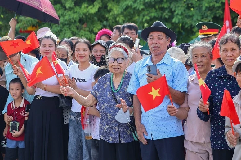 Người dân Phú Thọ dự khánh thành cầu Phong Châu mới.