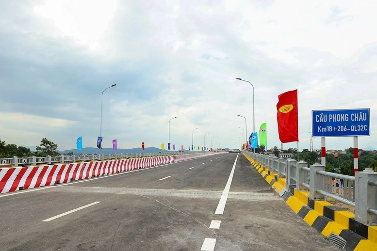 Cầu Phong Châu có ý nghĩa quan trọng về kinh tế, chính trị, văn hóa, xã hội và đảm bảo quốc phòng, an ninh.