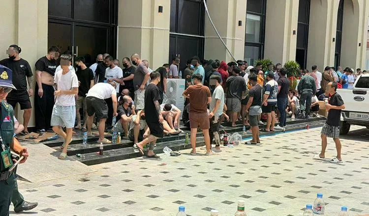 Lực lượng chức năng Campuchia vừa tiến hành một chiến dịch truy quét quy mô lớn nhằm vào các hoạt động lừa đảo trực tuyến tại thành phố biên giới Poipet, bắt giữ 400 nghi phạm.