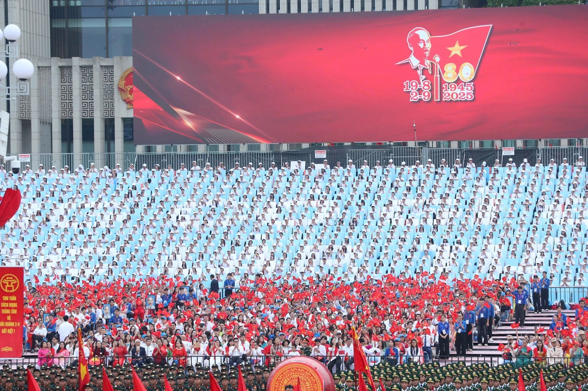 Khối đại biểu nhân dân và xếp hình, xếp chữ tại Quảng trường Ba Đình.