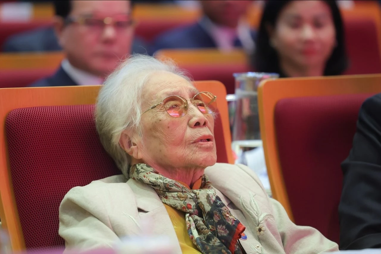 Bà Nguyễn Thị Bình- Anh hùng Lao động, nguyên Phó Chủ tịch nước là đại biểu cao tuổi nhất dự Đại hội Thi đua yêu nước toàn quốc lần thứ XI.