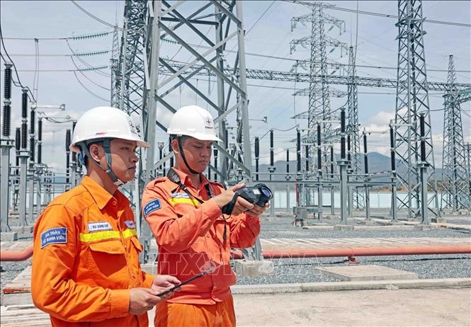 Cán bộ ngành điện giám sát trạm biến áp.