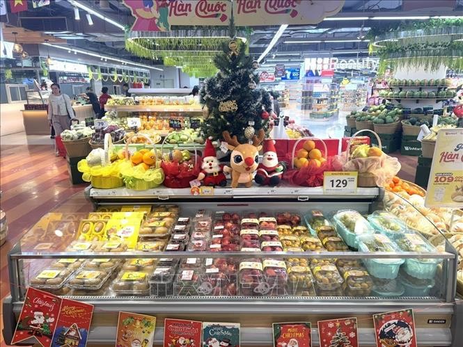 Bên cạnh việc dự trữ nguồn hàng lớn, các siêu thị cũng tích cực tham gia chương trình bình ổn giá.