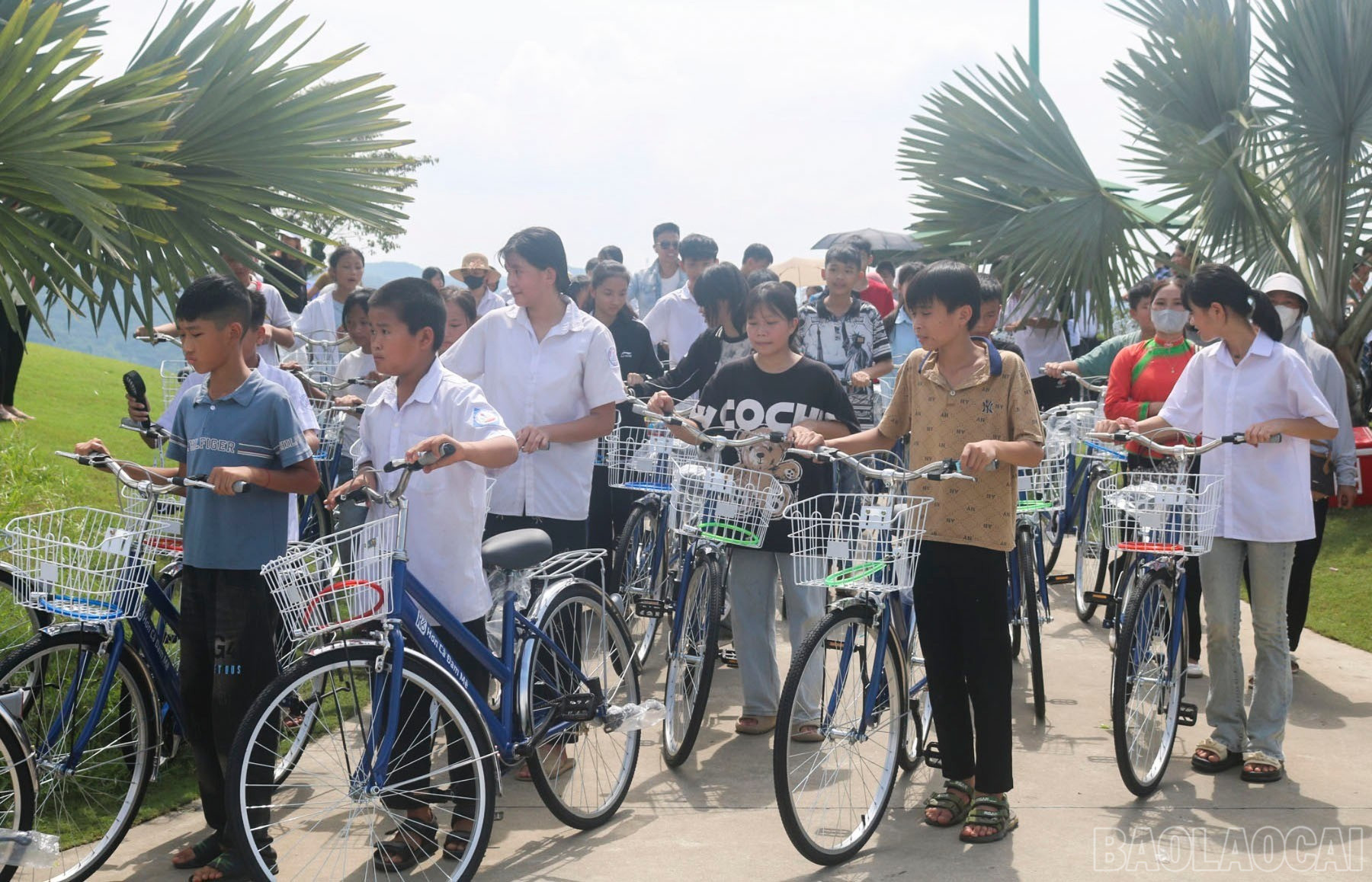 Các em học sinh vui mừng nhận quà từ nhà tài trợ baolaocai-br_cac-em-hoc-sinh-vui-mung-nhan-qua-tu-nha-tai-tro-952.jpg
