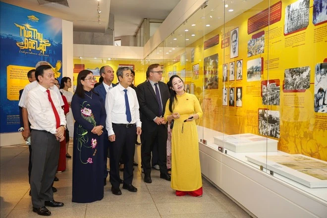 Các đại biểu tham quan trưng bày.
