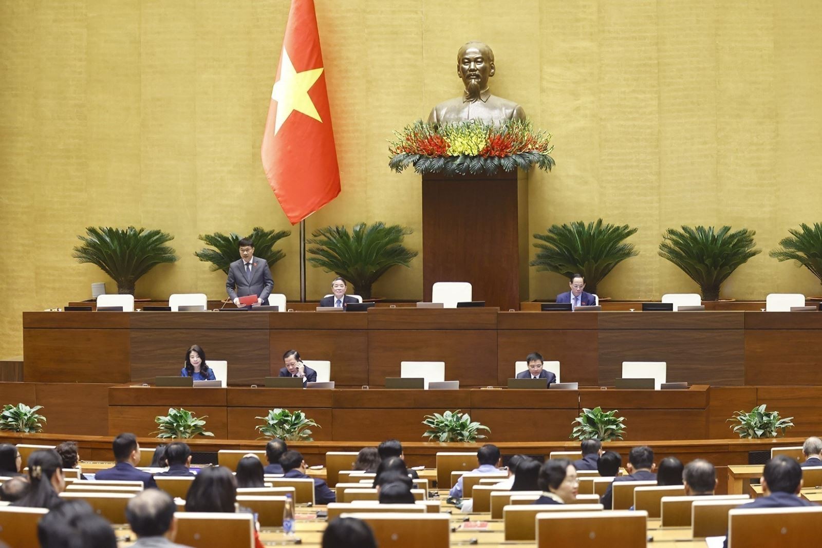 Phó Chủ tịch Quốc hội Vũ Hồng Thanh điều hành phiên họp.